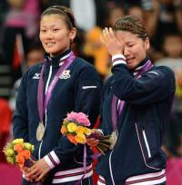 女子ダブルスで銀メダルを獲得し、うれし涙を流す藤井（右）と垣岩