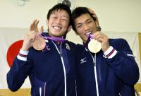 メダルを手に笑顔を見せる金メダルの村田諒太（右）と銅メダルの清水聡（共同）