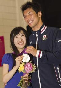 金メダルを手に、笑顔で記念写真に納まる村田と妻の佳子さん（撮影・ＰＮＰ）