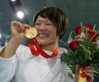 北京五輪柔道女子６３キロ級で金メダルを手に満面の笑みの谷本歩実（０８年８月１２）