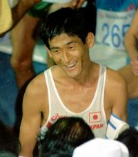 男子マラソンで８位入賞にとどまった谷口浩美は報道陣に苦笑いで「こけちゃいました」