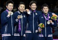 銀メダルを手に笑顔を見せる（左から）淡路、太田、三宅、千田（共同）