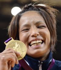 女子５７キロ級で優勝し、金メダルを手に笑顔を見せる松本薫（共同）