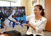 アテネ五輪決勝の写真パネルを手に五輪での戦い方を語る谷亮子議員（撮影・下田雄一）