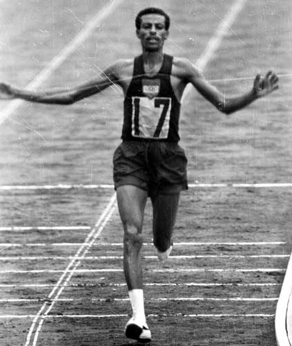 64年10月21日、東京五輪マラソンで優勝したアベベ
