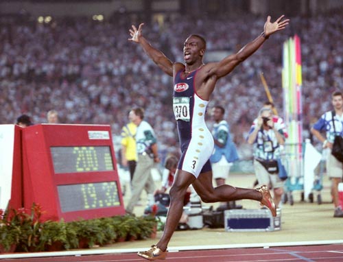 96年、アトランタ五輪の男子200メートルで世界新記録で優勝するマイケル・ジョンソン