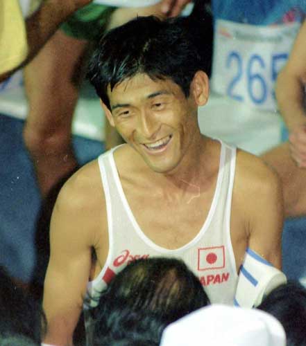 男子マラソンで８位入賞にとどまった谷口浩美は報道陣に苦笑いで「こけちゃいました」