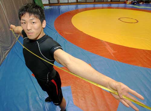 ロンドン五輪レスリング男子フリー６６キロ級代表、米満達弘の最大の武器は手の長さ。身長１６８センチに対し、両手を広げると１８６センチもある（撮影・宇治久裕）