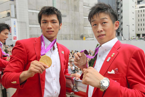 パレードの車に乗り込んだボクシング男子の村田諒太（左）と清水聡（代表撮影）