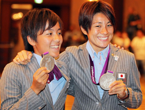 銀メダルを手に笑顔を見せる岩渕（左）と近賀（撮影・浅見桂子）