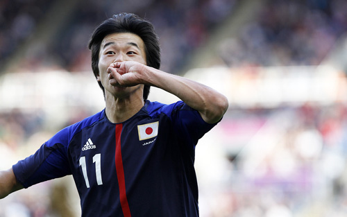 日本対モロッコ　後半３９分、決勝ゴールを決め左手にキスする永井（撮影・ＰＮＰ）