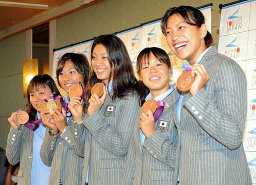 帰国会見でメダルを掲げる、左から加藤、鈴木、寺川、星、上田