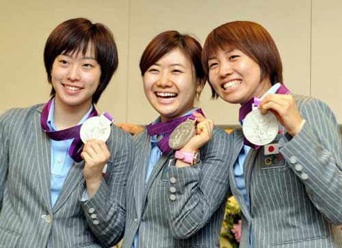ロンドンから帰国し銀メダルを手に笑顔を見せる、左から石川、福原、平野