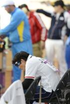 男子５０メートルピストル予選の試合中に考え込む松田知幸（共同）