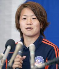 サッカー女子日本代表に選ばれ、記者会見する宮間あや（共同）