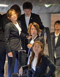 フランスに到着して先頭でエスカレーターを降りる沢（中央）（撮影・松本俊）