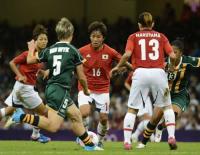 日本対南アフリカ　前半ボールをキープする岩渕（中央）（撮影・松本俊）