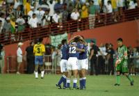 勝利し喜びあうＭＦ上村健一（背番号１２）ら日本イレブン＝１９９６年７月２１日