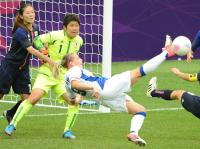 後半、ゴール前でディフェンスするＧＫ福元ら（撮影・たえ見朱実）
