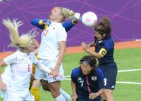 前半、ヘディングでチーム２点目のゴールを決める宮間（撮影・菅敏）