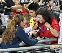 沢（左）は母満壽子さんに銀メダルをかけてあげる（撮影・ＰＮＰ）　
