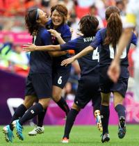 後半４分、チーム２点目のゴールを決め喜ぶ阪口（左から２人目）ら（撮影・ＰＮＰ）