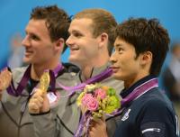 表彰台で笑顔を見せる、左から３位のロクテ、優勝したクレアリー、２位の入江