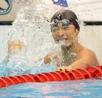 男子１００メートル背泳ぎで銅メダルを獲得し喜ぶ入江（撮影・たえ見朱実）