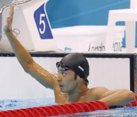 男子２００メートル背泳ぎ決勝　２位でゴールし声援に応える入江（共同）