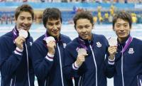 男子４００メートルメドレーリレーで銀メダルを獲得した左から藤井、松田、北島、入江（共同）