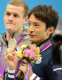 表彰台で笑顔を見せる２位の入江、優勝したクレアリー（左）（撮影・たえ見朱実）