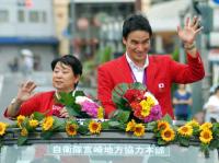 パレードで手を振る、松田。左は久世コーチ（共同）
