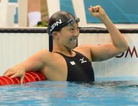 女子１００メートル背泳ぎで銅メダルを獲得し笑顔の寺川（撮影・たえ見朱実）