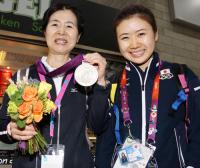 銀メダルを母親の千代さん（左）に渡し、笑顔を見せる福原（撮影・田崎高広）