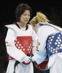 女子５７キロ級３位決定戦　フランス選手（右）に敗れ握手する浜田（共同）