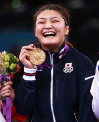 女子６３キロ級で獲得した金メダルを手に笑顔の伊調（撮影・ＰＮＰ）