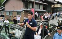 山梨県富士吉田市で凱旋パレードをするレスリングの米満（共同）