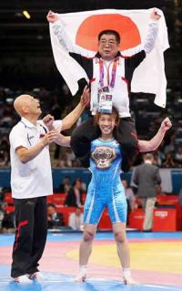 金メダルを獲得し、父栄勝コーチを肩車する吉田。左は栄監督（撮影・田崎高広）
